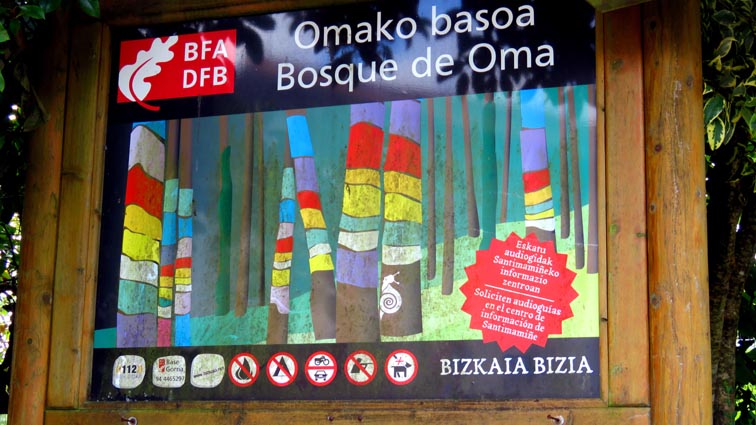 Un panneau indique "Omako basoa - Bosque de Oma : 2,800km".