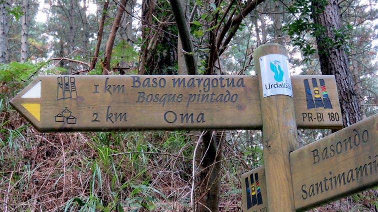 Un panneau nous annonce le bois de Oma à 1km.