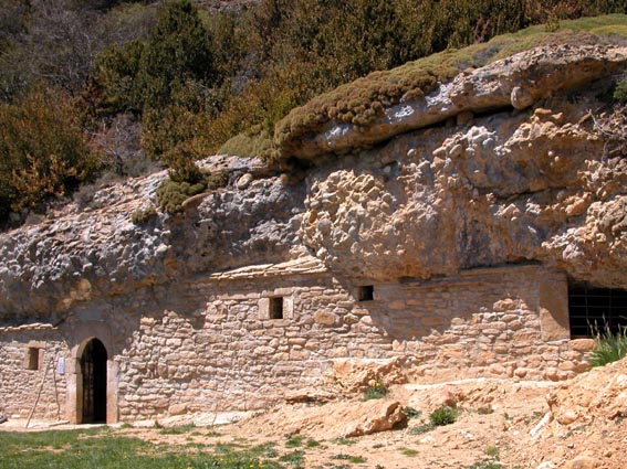 L'ermitage, nich dans une grotte, dans la falaise.