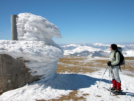 La borne du sommet d'Ortzanzurieta transformée en sculpture de glace...