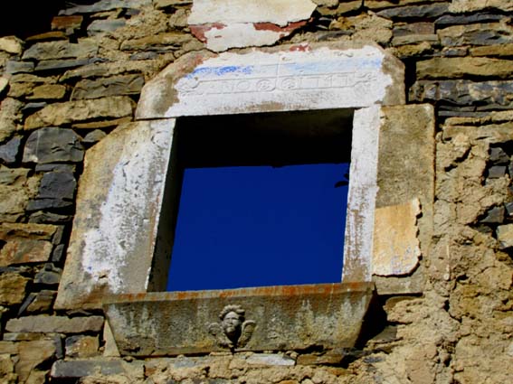 Une fenêtre datée de 1747, dont la pièce d'appui est décorée d'un angelot.