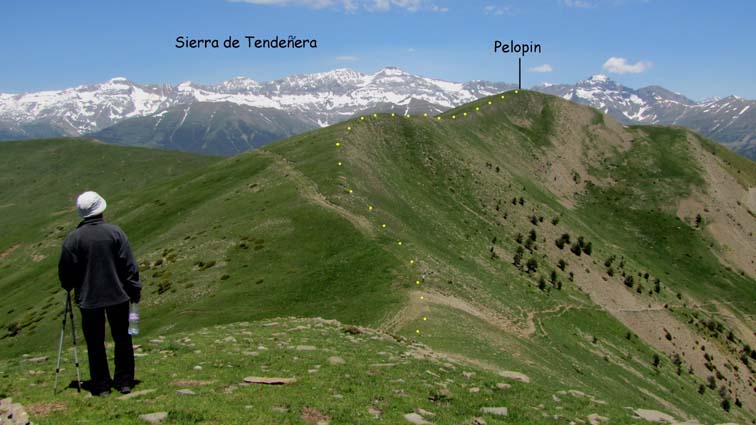 Pelopin avec la Sierra de Tendeñera en arrière-plan