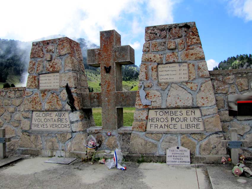 Le monument édifié en hommage aux huit maquisards tombés ici en juillet 44