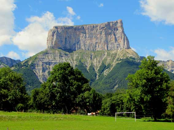 Le Mont Aiguille vu du village de Chichilianne