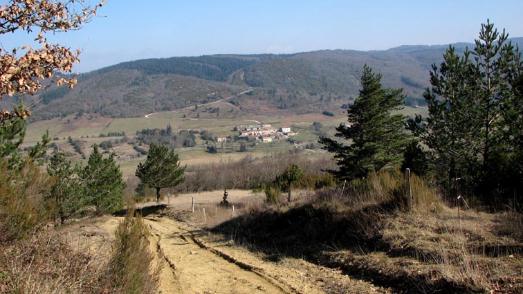 Le chemin de gauche qui plonge vers le col du Linas, face à un hameau.