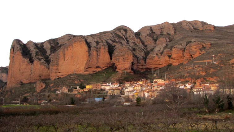 La vue sur le village d'Islallana, dominée par des falaises qui rougeoient au soleil, est magnifique.
