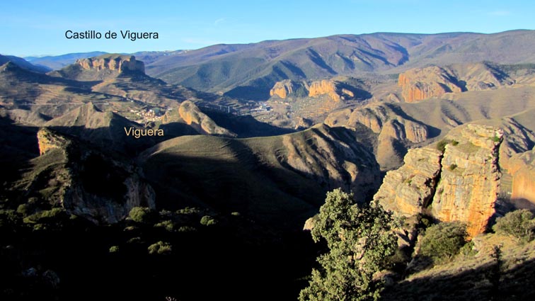 Viguera, dominé par le Cerro del Castillo de Viguera