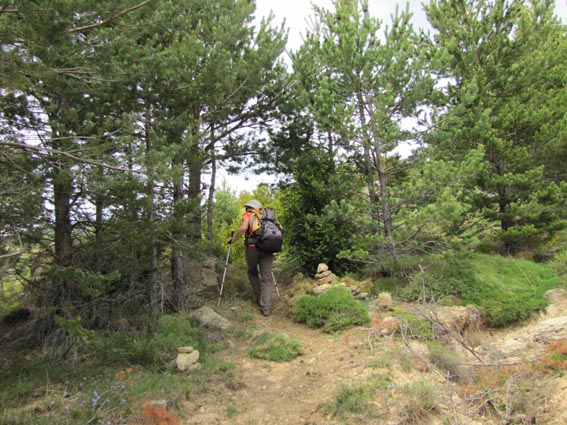 Dpart du sentier marqu par deux cairns sur la gauche.