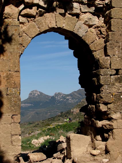 La Peña Gratal, vue de la porte de la tour, au sommet de la Peña de san Miguel.