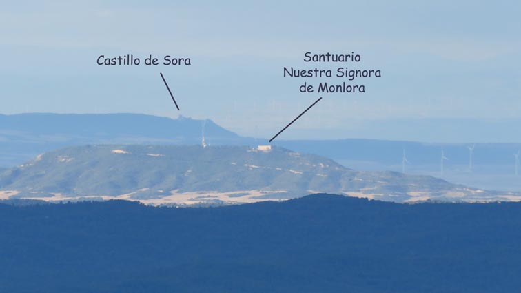 Nous voyons le Santuario Nuestra Signora de Monlora direction Sud-ouest, avec le Castillo de Sora qui se détache sur la ligne de crête en arrière-plan.
