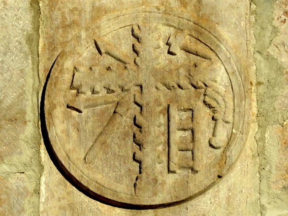 Médaillon portant une croix aux instruments