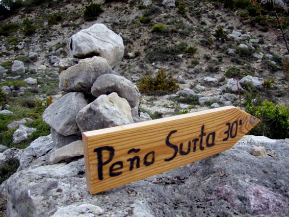 Un panonceau de bois, placé sur un gros rocher, nous indique la direction de la Peña Surta