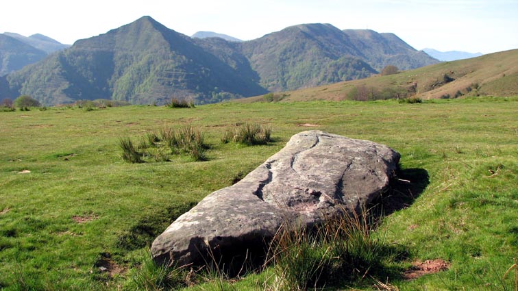 Menhir avec Irubelakaskoa en arrire plan.