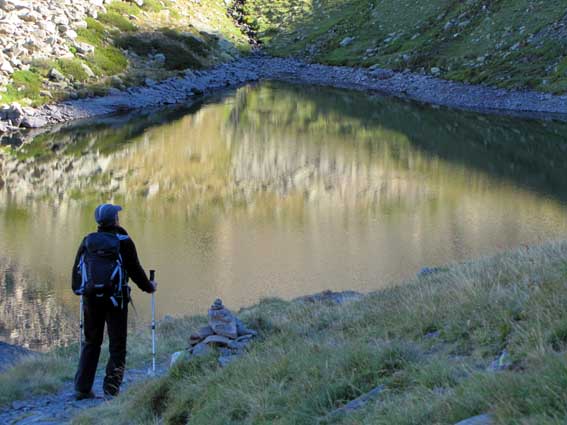 Avant de rejoindre le lac de Peyreget, un cairn bien visible marque le départ d'un sentier sur la droite