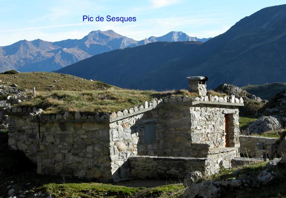 La cabane de Bonaris, avec le Pic de Sesques à l'arrière-plan.