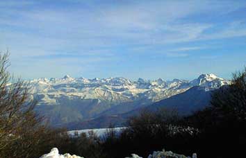 Le massif du pic d'Anie vu du col de Bagargiak.