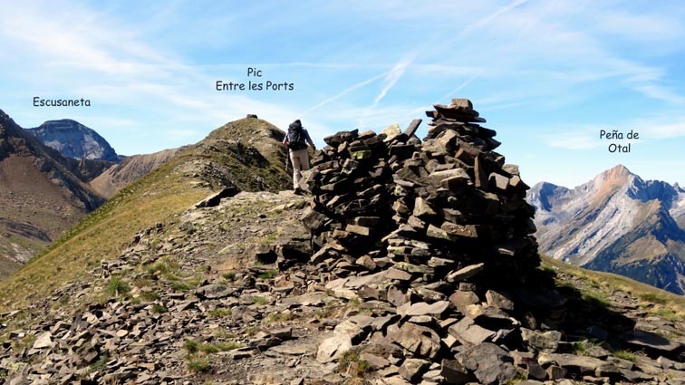 Nous atteignons un avant-sommet o se trouve difi un muret de pierres sches pouvant servir d'abri.