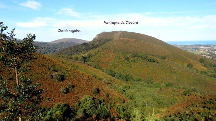 La Montagne de Ciboure nous domine  l'Ouest avec le Choldokogagna en arrire-plan sur la gauche.