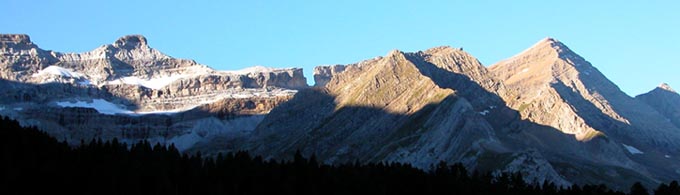 Lever de soleil sur le cirque de gavarnie.