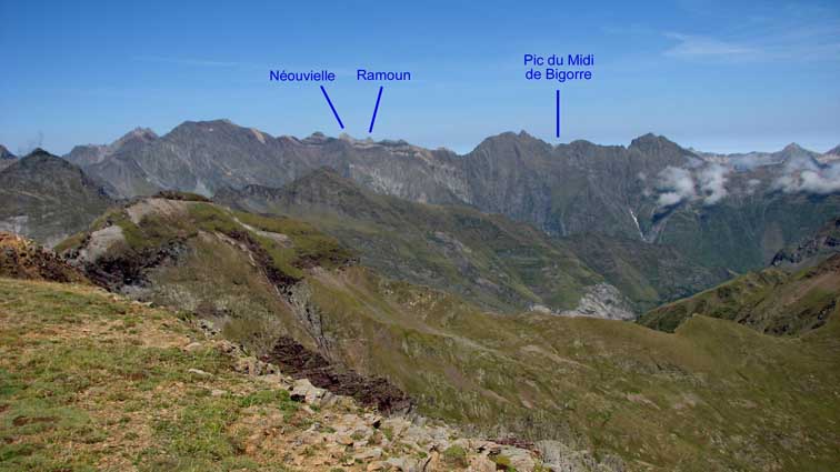Le Néouvielle et le Pic du Midi de Bigorre émergent également...