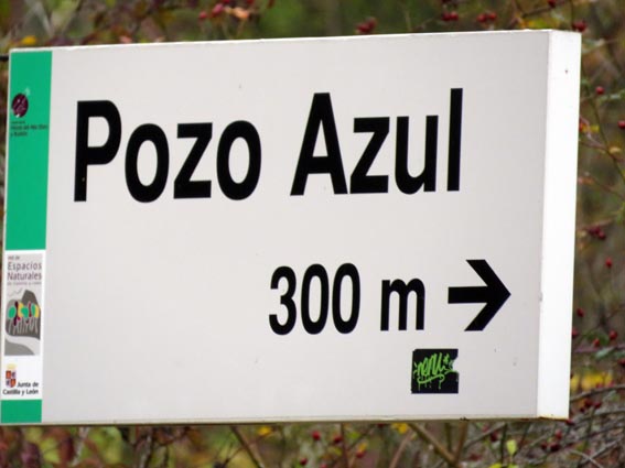  Un panneau indique le Pozo Azul à 300m