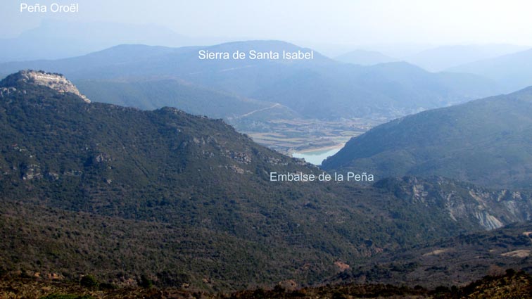 L'embalse de la Peña avec la Sierra de Santa Isabel et la Peña Oroël à l'arrière-plan.