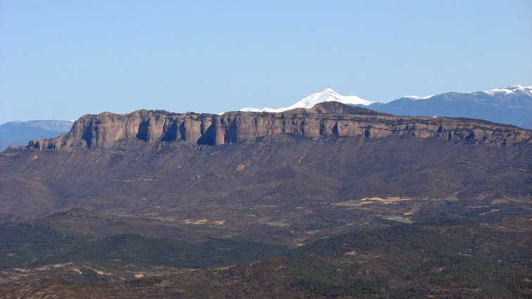L’ermitage de San Salvador et ses superbes falaises avec l'Orhy à l'arrière-plan.