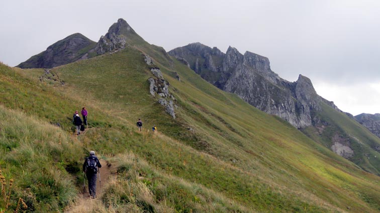 Le sentier passe à flanc sur le versant Nord du Puy Redon.