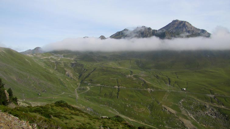 Nuages entre le Tourmalet et le Pic du Midi de Bigorre.