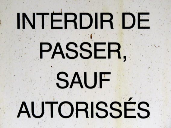 La traduction française de cette interdiction nous fait sourire...