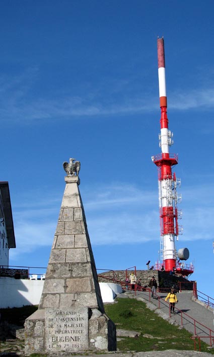 Le monument édifié en souvenir de l'ascension de sa majesté l'impératrice Eugénie, et l'antenne TDF