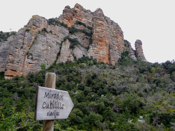 Un panneau indique "Mirador Cubilillo - Clavijas"