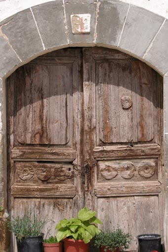 Porte décorée.