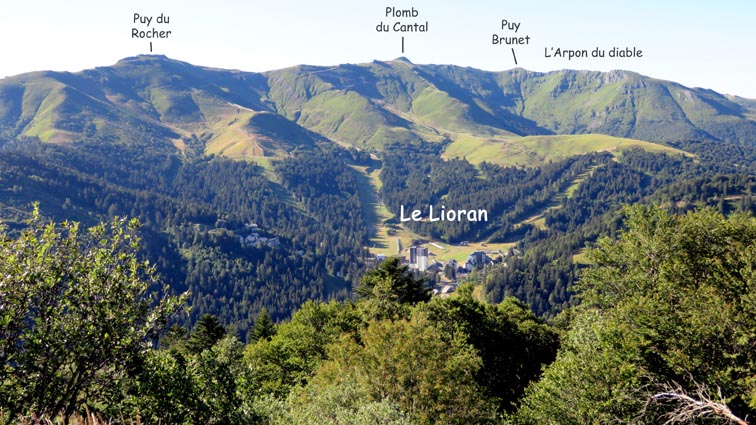 Le Lioran, dominé par le Plomb du Cantal