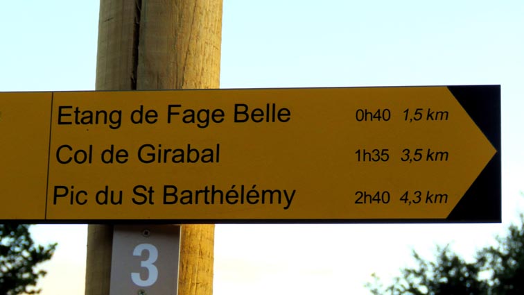Un panneau annonce le Pic de Saint Barthélemy à 2H40 et 4,300km.