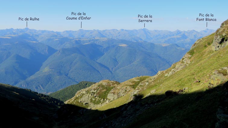 La chaîne des Pyrénées Ariégeoises en face de nous au Sud.