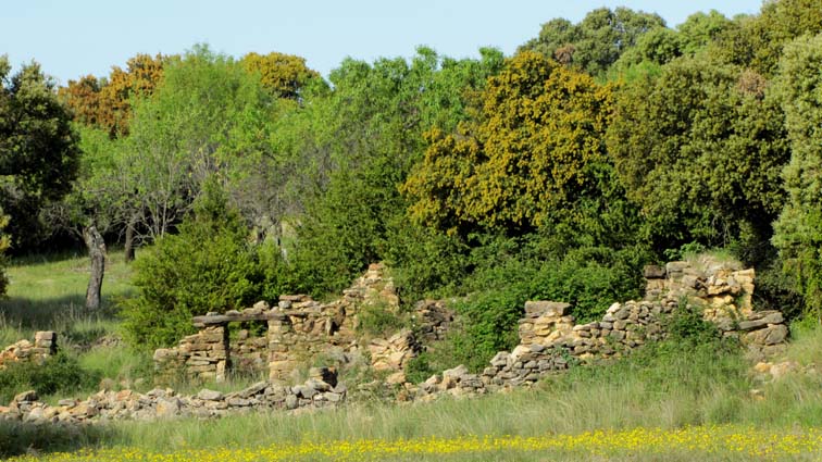 Nous passons à droite d'une construction en ruines.
