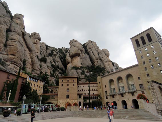 L'esplanade du monastère de Montserrat