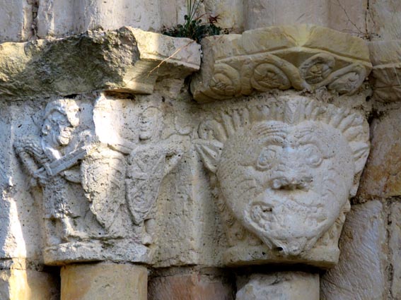 Chapiteaux du portail de l'église de Ribera