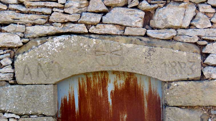 Linteau de l'ermitage Santa Marina de Bagueste