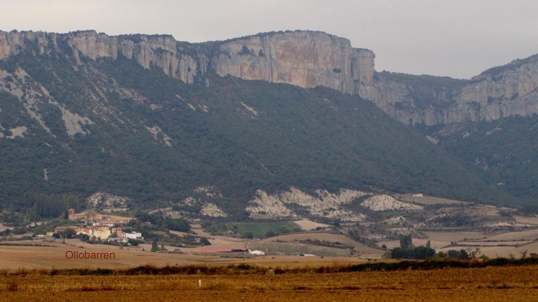 La Sierra de Lokiz et le village d'Ollobarren.