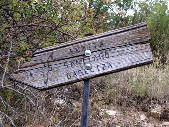 Un panneau indique "Ermita Santiago Bazeliza 1H00".