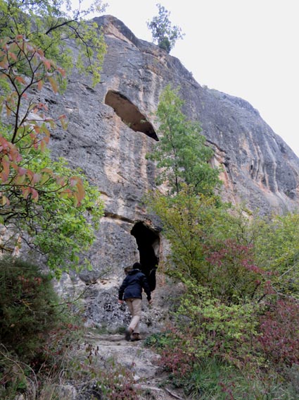 Santorkaria: première grotte taillée dans la falaise