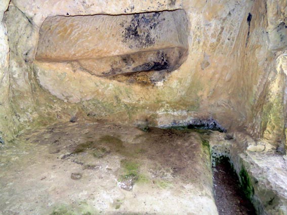 Sépultures à l'intérieur de la Cueva de la Dotora