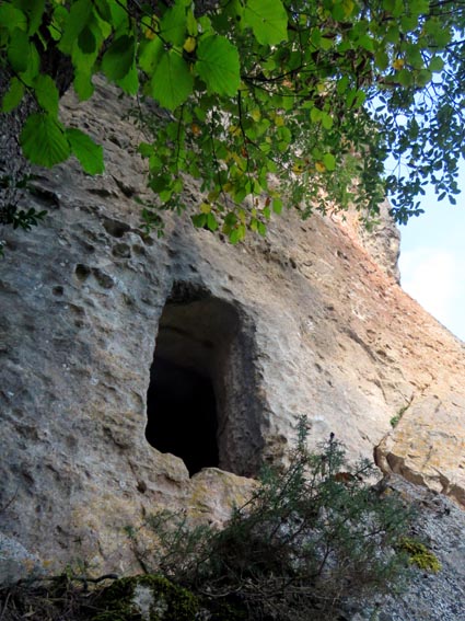 Las Gobas: une première cavité est située 3 ou 4m de hauteur par rapport au pied de falaise