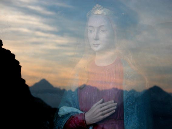 Notre Dame d'Hautacam avec le reflet du coucher de soleil sur la vitre qui la protège.