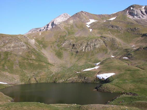 Lac des Espécières avec le Soum Blanc des Espécières à l'arrière-plan.