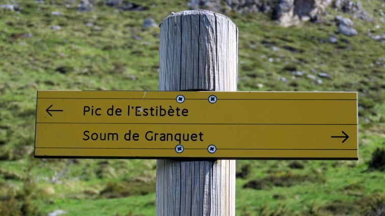 Un panneau nous indique la direction du Soum de Granquet sur la droite