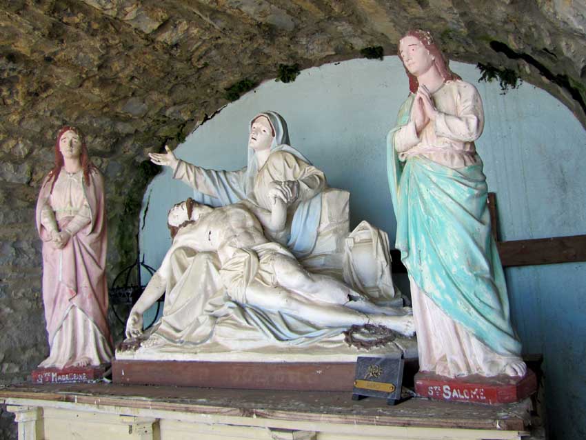 Descente de la croix, avec Ste Madeleine et Ste Salomé de part et d'autre du Christ soutenu par Marie, sa mère.
