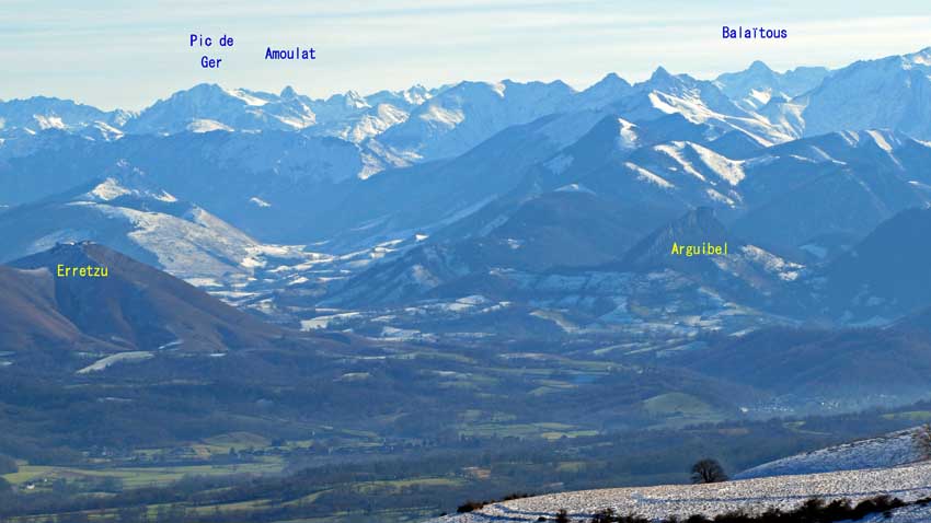 Le Pic de Ger, l'Amoulat et le Balaïtus, avec le sommet d'Erretzü et Arguibel en avant-plan.